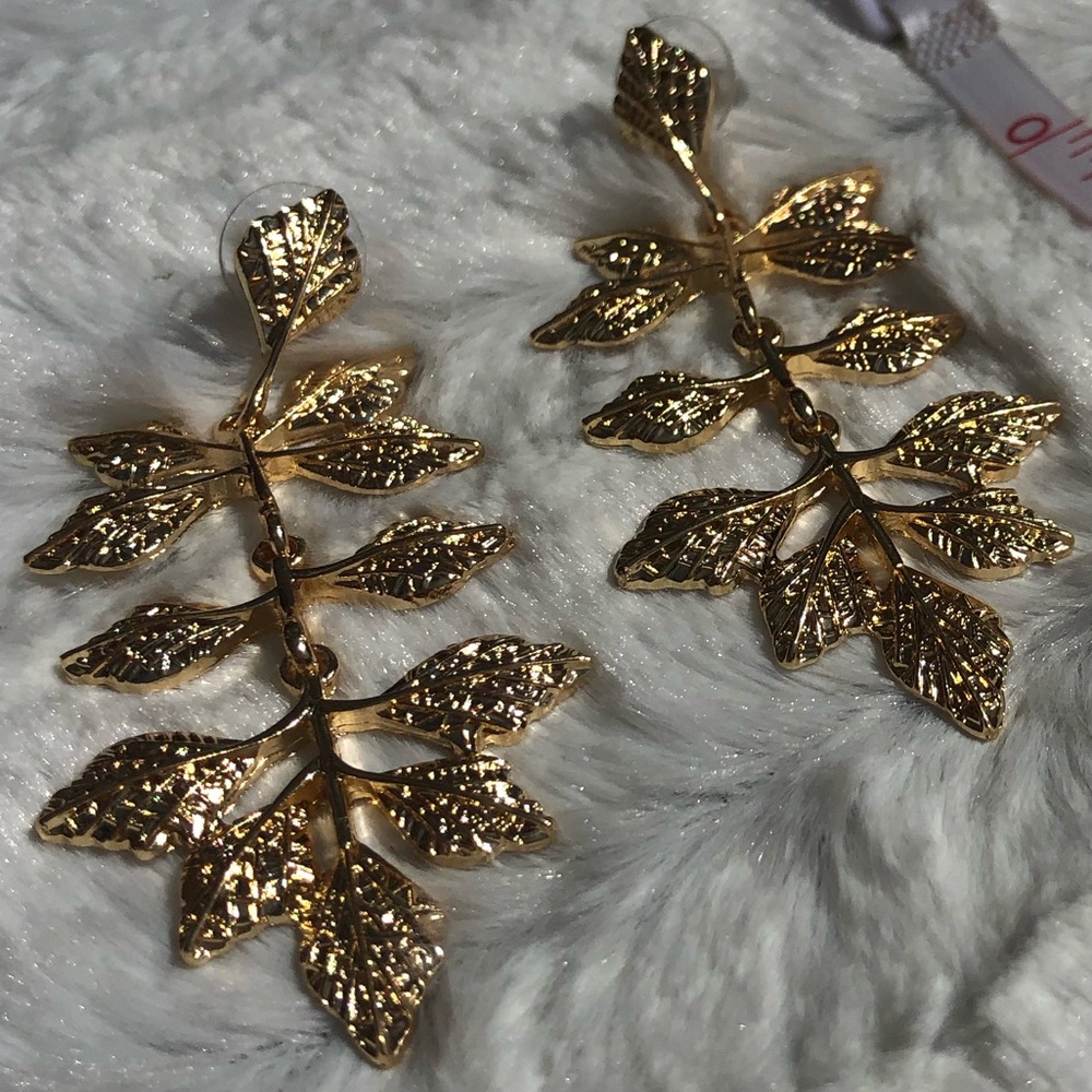 Gold colored leaf style dropped earrings - Picture 1 of 4